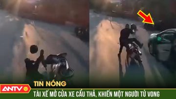 Clip tài xế taxi mở cửa xe bất cẩn khiến người đi xe máy bị xe tải cán tử vong | ANTV