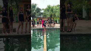 Hải Yến – The catwalk challenge on a wooden beam over the swimming pool.