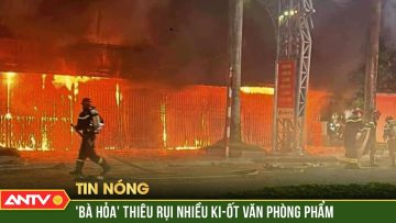 Lửa cháy ngùn ngụt thiêu rụi nhiều ki-ốt văn phòng phẩm ở Thanh Hóa | ANTV