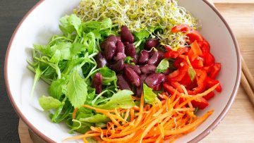 Salad đỗ trộn rau củ tốt cho tim mạch