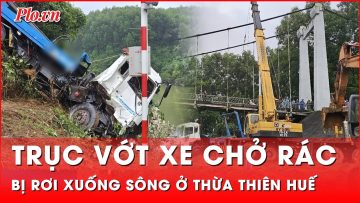 Cận cảnh việc trục vớt chiếc xe chở rác bị rơi xuống sông ở Thừa Thiên Huế | Tin nhanh