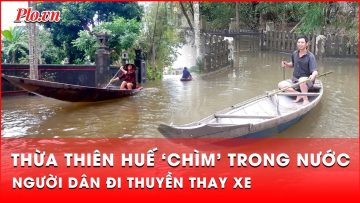 Nước lũ rút chậm, người dân Huế đi thuyền thay xe | Thời sự