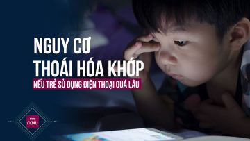 Trẻ em dùng điện thoại thông minh quá nhiều sẽ tăng nguy cơ mắc… bệnh người già | VTC Now